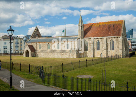 Temps de printemps ensoleillé à l'église de garnison royale en vieux Portsmouth, Royaume-Uni. Banque D'Images