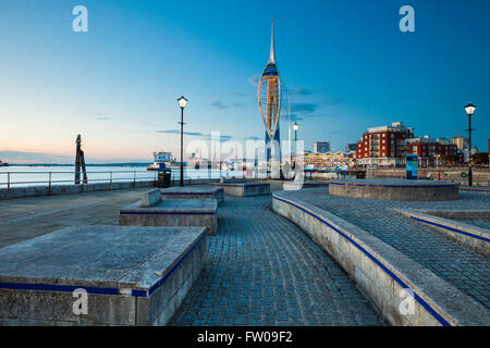 La nuit commence à Spice Island en vieux Portsmouth, Royaume-Uni. Spinnaker Tower au loin. Banque D'Images