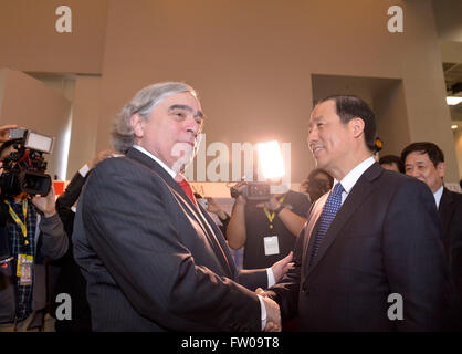 Washington, DC, USA. Mar 31, 2016. Le Secrétaire à l'Énergie des États-Unis Ernest Moniz (L), accompagné par Xu Dazhe (R), directeur de l'énergie atomique (CAEA), visite le pavillon chinois au sommet nucléaire Expo au Walter E. Washington Convention Center à Washington, DC, États-Unis, le 31 mars 2016. Le Secrétaire à l'Énergie des États-Unis Ernest Moniz le jeudi a parlé en bien de le rôle de la Chine dans le renforcement de la sécurité nucléaire. Credit : Yin Bogu/Xinhua/Alamy Live News Banque D'Images