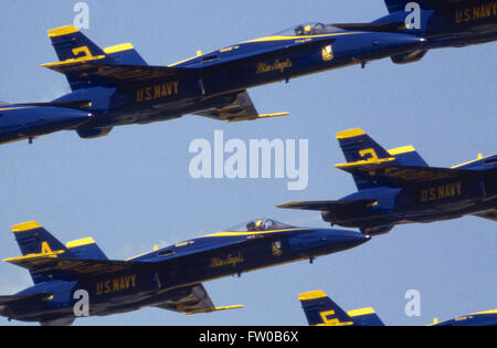 Camp Springs, Maryland, USA, mai 1990 "US Navy Blue Angels' voler en formation à l'assemblée annuelle de l'air show à Andrews Air Force Base. Les Anges bleus montre l'air de démontrer ses compétences de vol de chorégraphie de la Marine américaine l'Escadron de démonstration en vol. L'air shows : graceful trépidants acrobaties aériennes de deux, quatre et six avions volant en formation. Au cours de leur démonstration de voltige, le Blues fly 6 F/A-18 Hornet, divisé en la formation Diamant Blue Angels (1 à 4) et le plomb et les Blue Angels de solos adverses (5 et 6). Credit : Mark Reinstein Banque D'Images