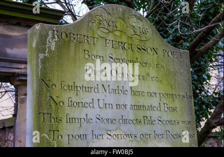 Édimbourg, Écosse - 12 mars 2016 : La tombe du célèbre poète écossais Robert Fergusson dans Canongate Kirkyard à Édimbourg, sur Banque D'Images