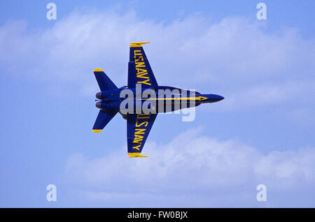 Camp Springs, Maryland, USA, mai 1990 US Navy 'Blue Angel' vole dans une formation en solo à l'assemblée annuelle de l'air show à Andrews Air Force Base. Les Anges bleus montre l'air de démontrer ses compétences de vol de chorégraphie de la Marine américaine l'Escadron de démonstration en vol. L'air shows : graceful trépidants acrobaties aériennes de deux, quatre et six avions volant en formation. Au cours de leur démonstration de voltige, le Blues fly 6 F/A-18 Hornet, divisé en la formation Diamant Blue Angels (1 à 4) et le plomb et les Blue Angels de solos adverses (5 et 6) Credit : Mark Reinstein Banque D'Images