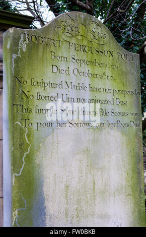 Édimbourg, Écosse - 12 mars 2016 : La tombe du célèbre poète écossais Robert Fergusson dans Canongate Kirkyard à Édimbourg, sur Banque D'Images