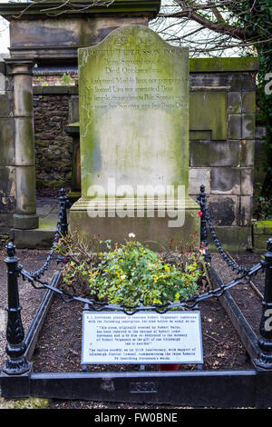 Édimbourg, Écosse - 12 mars 2016 : La tombe du célèbre poète écossais Robert Fergusson dans Canongate Kirkyard à Édimbourg, sur Banque D'Images