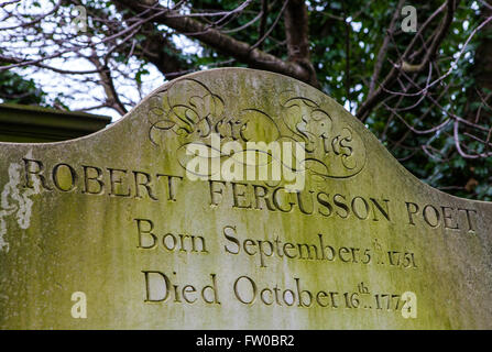 Édimbourg, Écosse - 12 mars 2016 : La tombe du célèbre poète écossais Robert Fergusson dans Canongate Kirkyard à Édimbourg, sur Banque D'Images