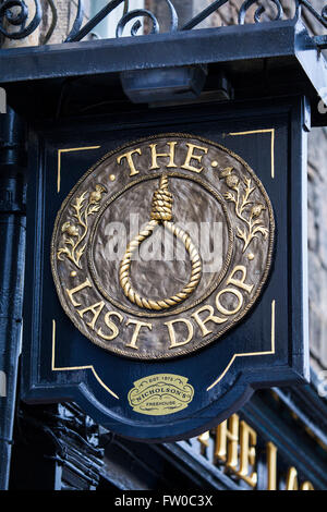 Édimbourg, Écosse - 9 mars 2016 : un signe sur la dernière goutte public house situé sur Grassmarket dans la vieille ville de Edinbu Banque D'Images