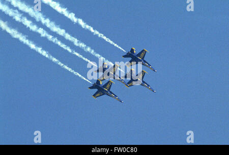 Camp Springs, Maryland, USA, mai 1992 "US Navy Blue Angels' voler en formation diamant pendant le spectacle aérien annuel à Andrews Air Force Base. Les Anges bleus montre l'air de démontrer ses compétences de vol de chorégraphie de la Marine américaine l'Escadron de démonstration en vol. L'air shows : graceful trépidants acrobaties aériennes de deux, quatre et six avions volant en formation. Au cours de leur démonstration de voltige, le Blues fly 6 F/A-18 Hornet, divisé en la formation Diamant Blue Angels (1 à 4) et le plomb et les Blue Angels de solos adverses (5 et 6) Credit : Mark Reinstein Banque D'Images