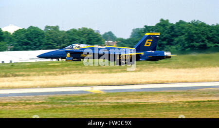 Camp Springs, Maryland, USA, mai 1992 US Navy 'Blue Angel' mouches un faible niveau passe à grande vitesse à l'assemblée annuelle de l'air show à Andrews Air Force Base.l'air Blue Angels montre démontrer ses compétences de vol de chorégraphie de la Marine américaine l'Escadron de démonstration en vol. L'air shows : graceful trépidants acrobaties aériennes de deux, quatre et six avions volant en formation. Au cours de leur démonstration de voltige, le Blues fly 6 F/A-18 Hornet, divisé en la formation Diamant Blue Angels (1 à 4) et le plomb et les Blue Angels de solos adverses (5 et 6) Credit : Mark Reinstein Banque D'Images