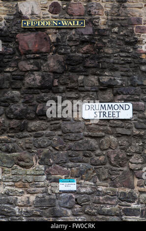 Une section de l'historique mur de Flodden sur la rue Drummond à Édimbourg, en Écosse. Banque D'Images