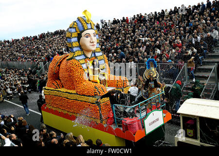 FRANCE, Menton : un réservoir couvert d'oranges et citrons défilé en ville le 14 février 2016 à Menton, à la 83e Fête du Citron pl Banque D'Images