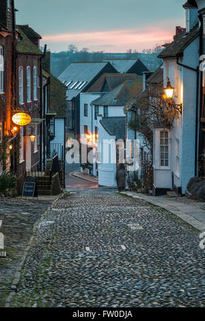 Soir sur Mermaid Street à Rye, East Sussex, Angleterre. Banque D'Images