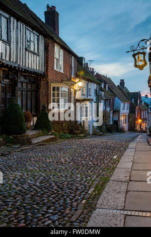 Soir sur Mermaid Street à Rye, East Sussex, Angleterre. Banque D'Images