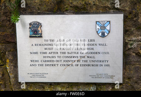 Édimbourg, Écosse - 9 mars 2016 : une plaque soulignant l'une des autres sections du mur historique sur l'Pleasanc Flodden Banque D'Images