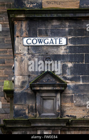 Pour une plaque de rue Cowgate situé dans la vieille ville d'Édimbourg, en Écosse. Banque D'Images
