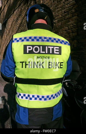 'Penser' message sur hi-vis du motard veste, Londres Banque D'Images