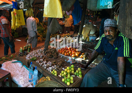 Vente de citrons verts, tomates et différents types de légumes dans le marché de Stone Town, Zanzibar, Tanzanie. Banque D'Images