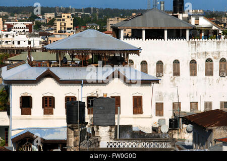 La conception typique des maisons coloniales dans le centre de Stone Town, Zanzibar, Tanzanie. Le coucher du soleil vous invite à la recherche d'une terrasse o Banque D'Images