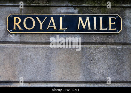 Une plaque de rue de l'historique Royal Mile dans la ville d'Édimbourg, en Écosse. Banque D'Images