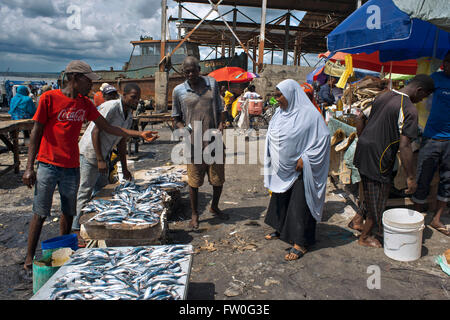 Marché du poisson au vieux port en dhow, commerçants et clients, voiliers se chargeait, Malindi, Zanzibar Town, Zanzibar, Tanzanie Banque D'Images