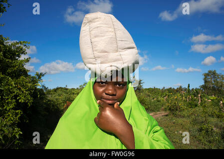 Jeune fille avec des vêtements verts à Kizimkazi Dimbani village, côte ouest, Zanzibar, Tanzanie. Banque D'Images