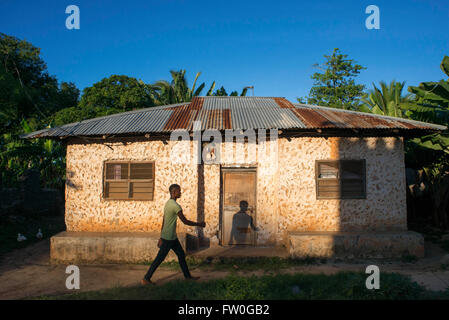 Kizimkazi Dimbani jeune garçon village, côte ouest, Zanzibar, Tanzanie. Banque D'Images