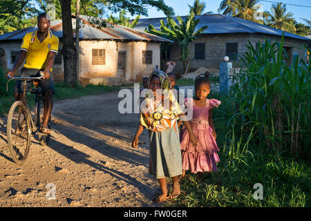 Les jeunes filles et location à Kizimkazi Dimbani village, côte ouest, Zanzibar, Tanzanie. Banque D'Images