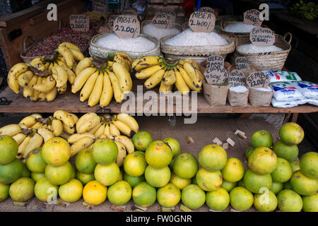 Vente de limes, les bananes et les différentes variétés de riz dans le marché de Stone Town, Zanzibar, Tanzanie. Banque D'Images