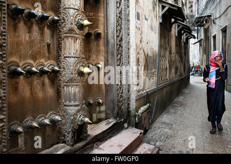 Les portes en teck massif d'une chambre à Stone Town s labyrinthe de rues étroites, Zanzibar, Tanzanie. Banque D'Images