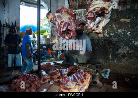 Vente de viande de vache et dans le marché de Stone Town, Zanzibar, Tanzanie. Banque D'Images