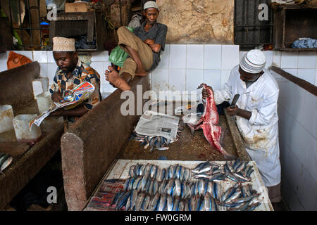 Vente de poisson frais dans le marché de Stone Town, Zanzibar, Tanzanie. Banque D'Images