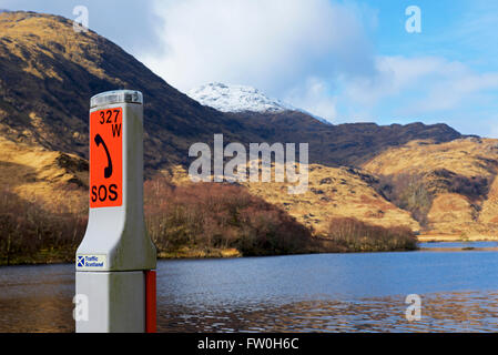 Téléphone SOS en regard de Loch Elit près de Lochailnort, Highlands, Scotland UK Banque D'Images