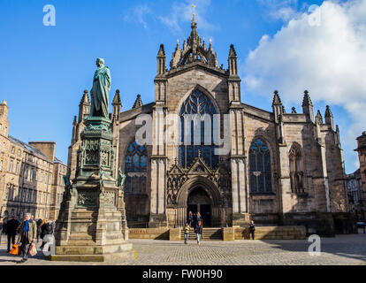 Édimbourg, Écosse - 10 mars 2016 : une vue de la Cathédrale Saint-Gilles et une statue de Walter Scott à Édimbourg, le 10 mars 20 Banque D'Images