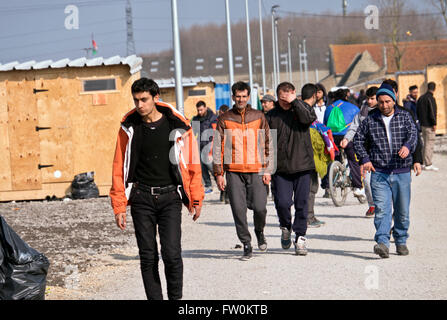 Le camp de réfugiés nouvellement occupés à Grande-Synthe Dunkerque avec des cabanes en bois. Mars 2016. Construit par Médecins Sans Frontières (MSF) Banque D'Images