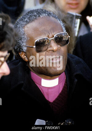 Washington, DC., USA, Décembre 1994 L'évêque Desmond Tutu est un activiste des droits sociaux et à la retraite évêque anglican qui a une renommée mondiale dans les années 80 comme un adversaire de l'apartheid. Il a été le premier noir à l'archevêque de Cape Town et l'évêque de l'église de la Province d'Afrique australe (maintenant l'Église anglicane d'Afrique australe). Les admirateurs de Tutu le voir comme un homme qui depuis la fin de l'apartheid a été active dans la défense des droits de l'homme et utilise sa campagne à profil élevé pour les opprimés. Credit : Mark Reinstein Banque D'Images