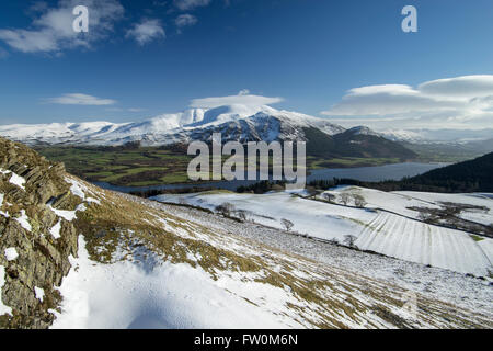 Vues d'hiver du lac Bassenthwaite Skiddaw et de vente a reculé. Lake District, Cumbria, England, UK Banque D'Images