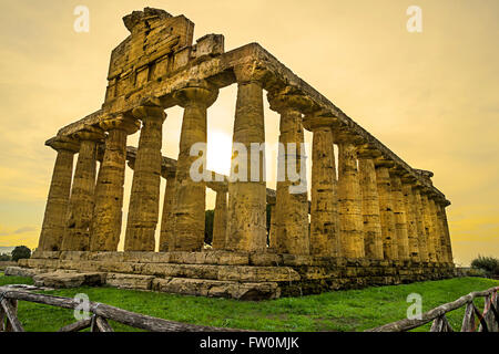 Coucher du soleil d'automne à Paestum - UNESCO World Heritage Site, certains des plus anciens temples grecs conservés dans le monde. Banque D'Images