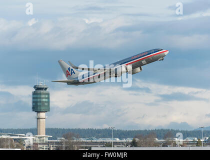 Boeing 737-823 d'American Airlines qui a décollé de l'Aéroport International de Vancouver YVR Banque D'Images