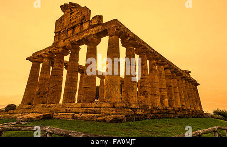 Coucher du soleil d'automne à Paestum - UNESCO World Heritage Site, certains des plus anciens temples grecs conservés dans le monde. Banque D'Images