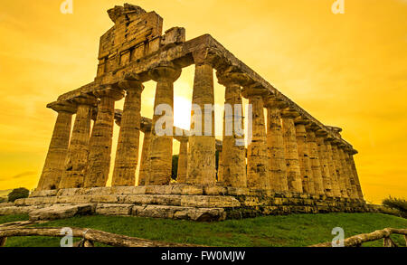 Coucher du soleil d'automne à Paestum - UNESCO World Heritage Site, certains des plus anciens temples grecs conservés dans le monde. Banque D'Images