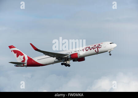 Boeing 767-300 d'Air Canada rouge dans l'air après le décollage de l'Aéroport International de Vancouver Banque D'Images