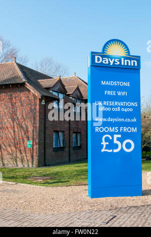Enseigne à l'extérieur à l'hôtel Days Inn Maidstone Services sur autoroute M20 dans le Kent, Angleterre. Banque D'Images