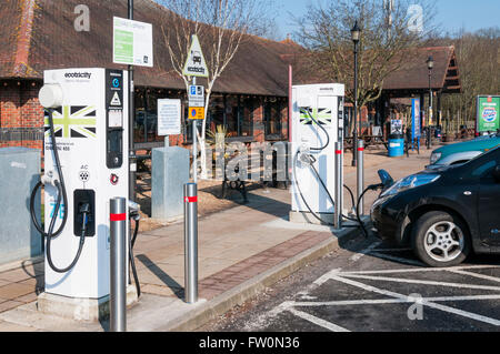 Un ecotricity autoroute électrique voiture électrique point de recharge à Maidstone Services sur l'autoroute M20. Banque D'Images
