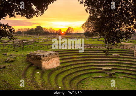 Soirée d'automne à Paestum - UNESCO World Heritage Site, certains des plus anciens temples grecs conservés dans le monde. Banque D'Images