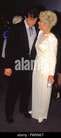 Washington, DC., USA, 1991 Randy Travis et Lori Morgan au Ford's Theater pendant une pause dans l'enregistrement de l'ABC-TV "Spécial une célébration de pays" avec le président George H. W. Bush et la Première Dame Barbara Bush dans l'assistance. Avec : Teri Garr, John Ritter, Morgan Freeman, Tammy Wynette, Clint Black, Mary Chapin Carpenter, Randy Travis, Lorrie Morgan, K.T. Oslin, New York, Alan Jackson, l'Statlers, Ricky Skaggs, les Blancs, Dan Menendez, Andy Andrews, Pendley & Wolz Crédit : Mark Reinstein Banque D'Images