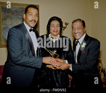 Washington, DC., USA, 12 décembre 1988 L-R Martin Luther King III sa mère Coretta Scott King et Sammy Davis Jr., maintenir le prix de la victoire qui est décerné chaque année à des personnes représentant ''la ténacité et le courage de surmonter de sérieux obstacles.'' Crédit : Mark Reinstein Banque D'Images