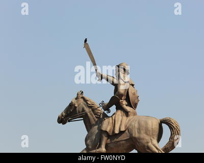 A Black Drongo, situé sur l'épée d'un guerrier Sikh monté statue au Baba Banda Singh Bahadur memorial au Pendjab, en Inde. Banque D'Images