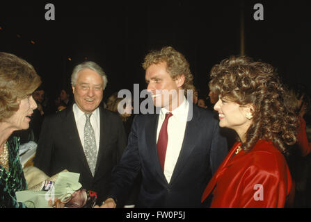Washington, DC., USA, 6 décembre 1988, M. Joseph P. Kennedy II, serre la main avec sa tante Eunice Kennedy Shriver comme son oncle et cousin Sargent Shriver Maria Shriver qu'ils arrivent pour l'assemblée annuelle des Kennedy Center Honors Program de l'édifice doit son nom à l'ancien président John F. Kennedy. Credit : Mark Reinstein Banque D'Images