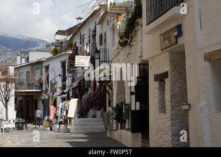 Tapis traditionnels étendus dehors shopes dans le village andalou de Pampaneira, dans les Alpujarras Banque D'Images