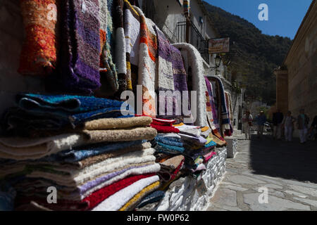 Tapis traditionnels étendus dehors shopes dans le village andalou de Pampaneira, dans les Alpujarras Banque D'Images