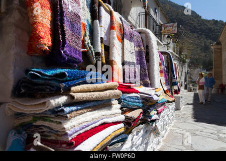 Tapis traditionnels étendus dehors shopes dans le village andalou de Pampaneira, dans les Alpujarras Banque D'Images